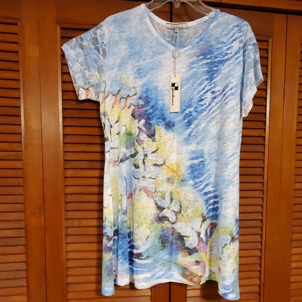 NWT  Variations  short sleeve tee